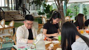 Bandung dikenal sebagai kota kreatif dengan banyak seniman berbakat, salah satunya adalah Audrey Martiandy. Seniman cat air yang lahir dan besar di Bandung ini memiliki kecintaan mendalam pada bunga, yang sering menjadi inspirasi utama dalam karyanya. Dengan latar belakang di bidang Textile Surface Design dari Fashion Institute of Technology New York, Audrey telah membawa pendekatan yang unik dalam seni cat airnya, memadukan keahlian desain tekstil dengan teknik melukis yang halus dan penuh perasaan.