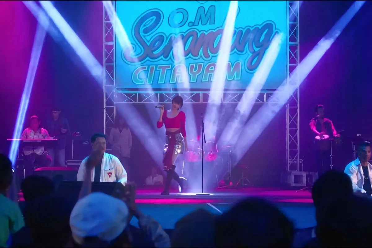 Aktris Anya Geraldine berperan sebagai penyanyi dangdut di film "Mendadak Dangdut" yang tayang di bioskop mulai Rabu (30/4/2025). (ANTARA/HO-Sinemart dan Amadeus Sinemagna)