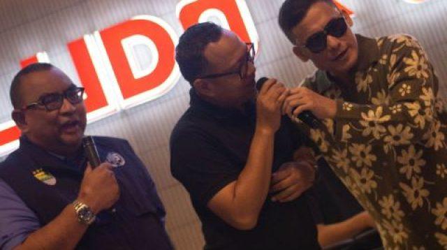 Iwan Setiawan, Founder HIS Team, ikut memeriahkan panggung dengan bernyanyi bersama Firman Siagian dalam acara Nobar Persib di LUDO Sports Kitchen, Jumat (2/5/2025)