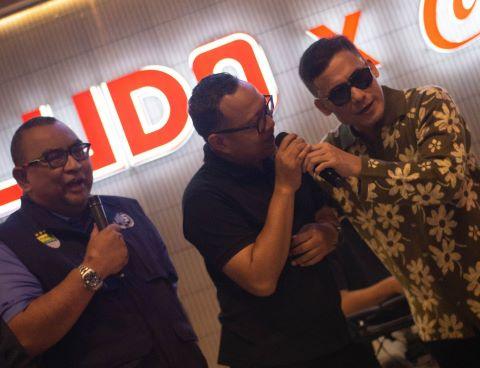 Iwan Setiawan, Founder HIS Team, ikut memeriahkan panggung dengan bernyanyi bersama Firman Siagian dalam acara Nobar Persib di LUDO Sports Kitchen, Jumat (2/5/2025)