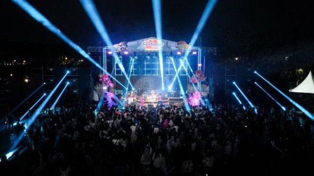 Performance Hura-Hura Club di Big Bang Stage Come See Mie Bandung 2025