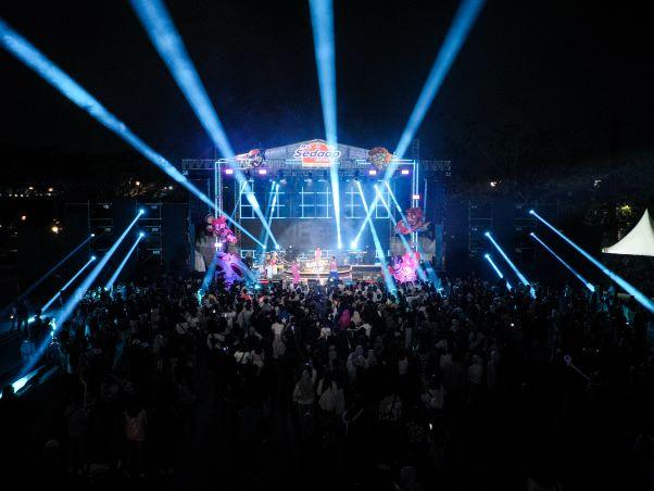 Performance Hura-Hura Club di Big Bang Stage Come See Mie Bandung 2025