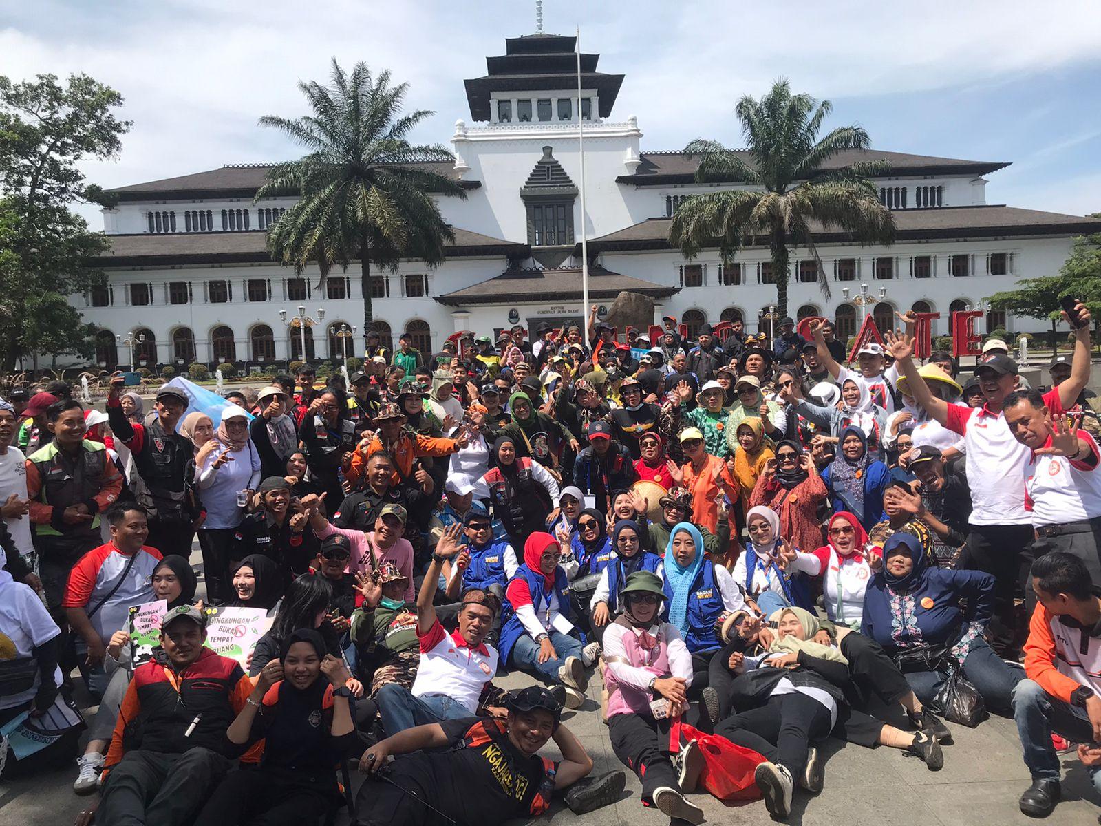 Ribuan Peserta Aksi di Depan Gedung Sate